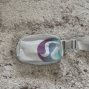 Lululemon everywhere belt bag